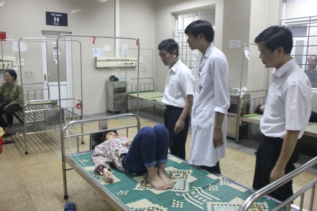 Hơn 400 công nhân có dấu hiệu ngộ độc thức ăn - ảnh 1